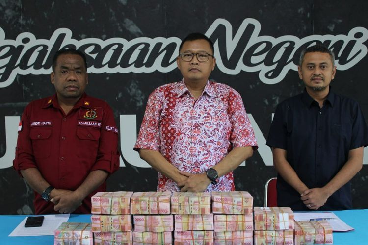 Penampakan Uang Rp1,5 M, Barang Bukti Proyek Gagal Puskesmas di Kepulauan Aru