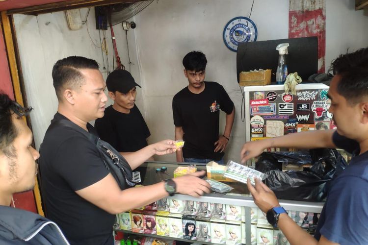 3 Toko di Jaksel Digerebek Polisi Karena Jual Obat Keras