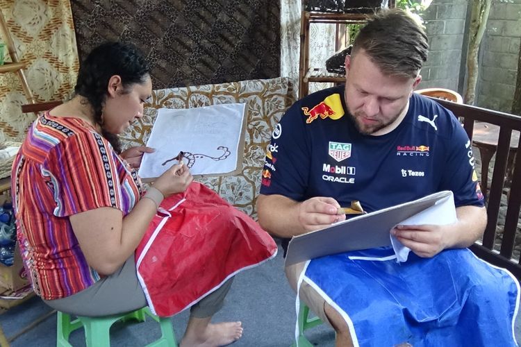 Melihat Para Bule Belajar Nge-Batik di Rumah Produksi Giriwangi Klaten
