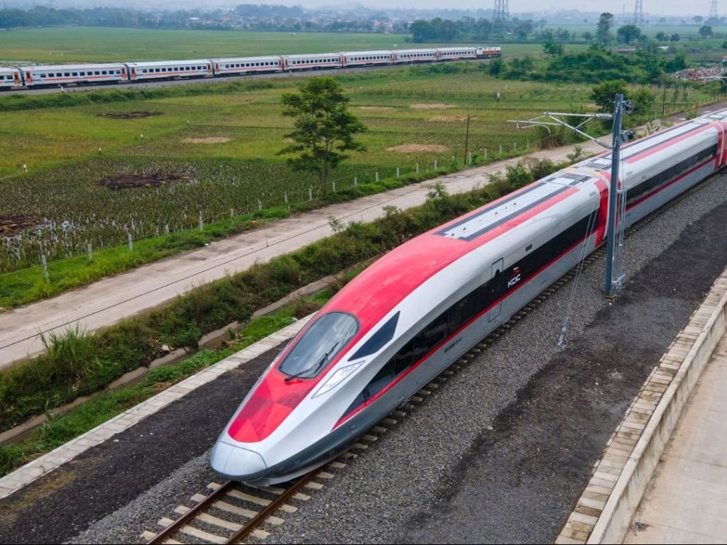 Naik Kereta Cepat Jakarta Bandung Gratis selama 3 Bulan, Ridwan Kamil: Siap-siap War Tiket