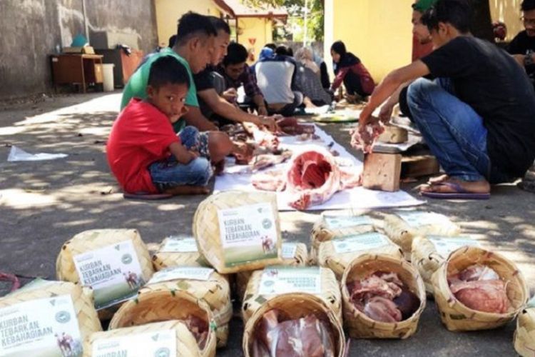Bahaya! Warga Diimbau Tak Pakai Plastik Hitam buat Bungkus Daging Kurban