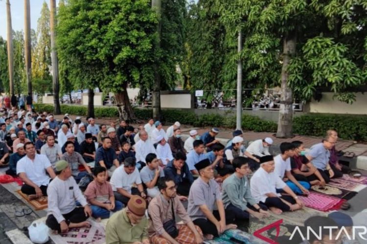 5.000 Jemaah Padati Lapangan RS Islam Pondok Kopi untuk Salat Idul Adha, sampai ke Trotoar