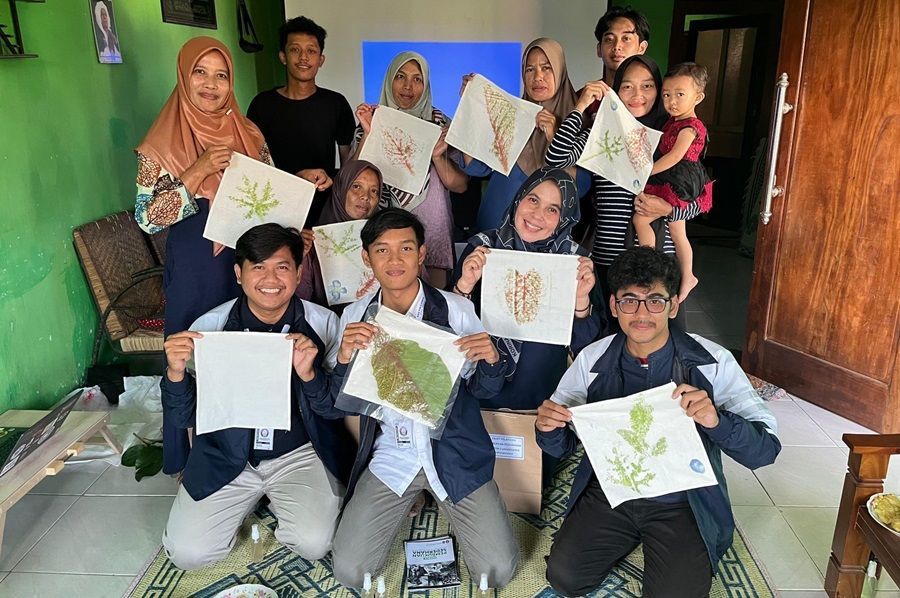 Kreativitas Melonjak! KKN Undip Ajak Warga Ngadimulyo Bikin Kerajinan Ecoprint