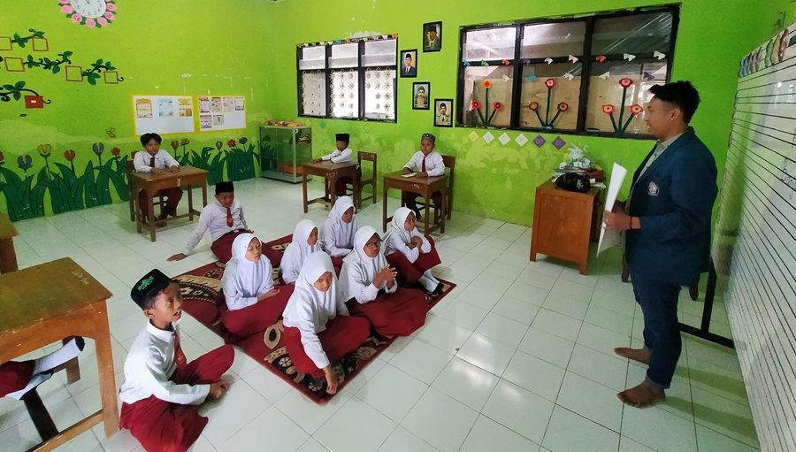 Bentuk Generasi Cinta Puisi, Mahasiswa KKN UNDIP Lakukan Ini di MI Miftahul Ulum