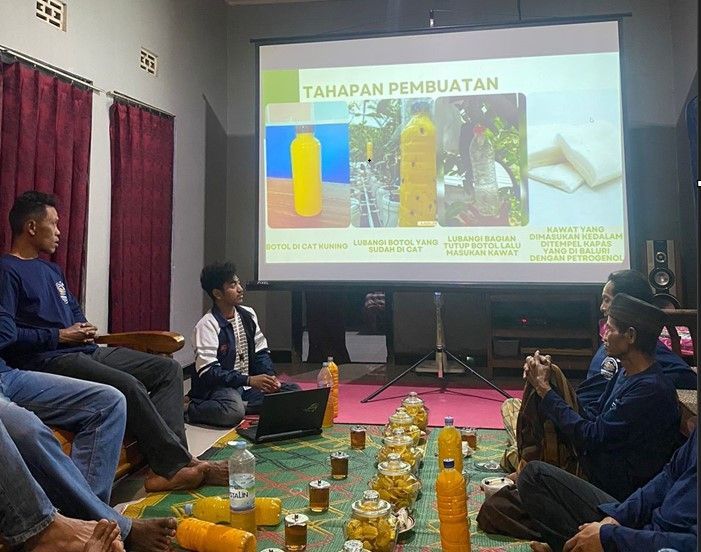 Mahasiswa KKN Undip Bersama Petani Ngadimulyo Mengatasi Ancaman Lalat Buah dengan Feromon Trap