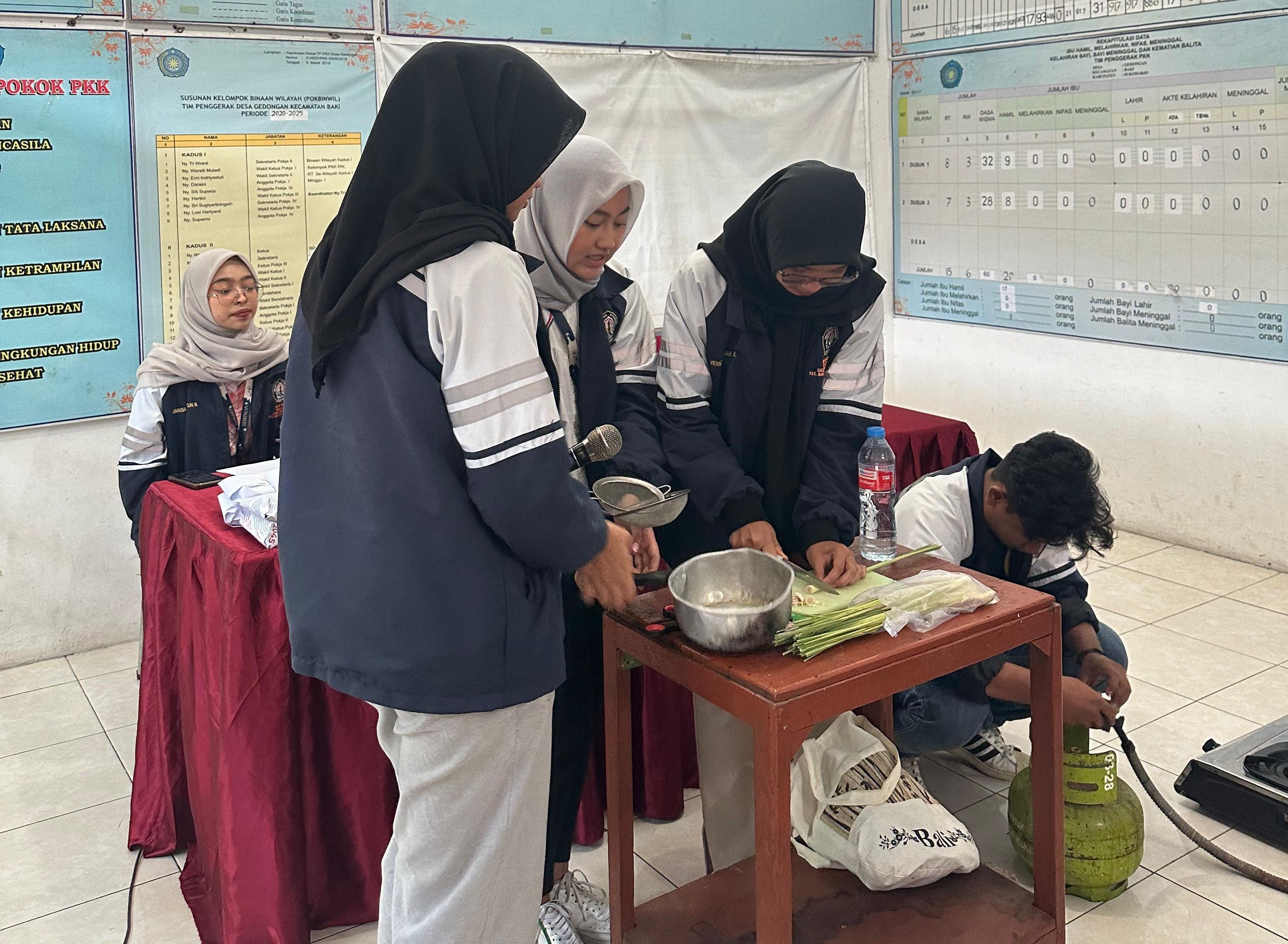 Mahasiswa KKN UNDIP dan Warga Desa Gedongan Cegah Penyebaran Nyamuk DBD dengan Tanaman Serai