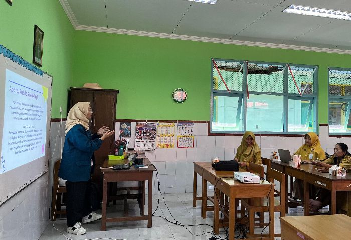 Mahasiswa Undip Gelar Pelatihan Public Speaking kepada Guru di Solo