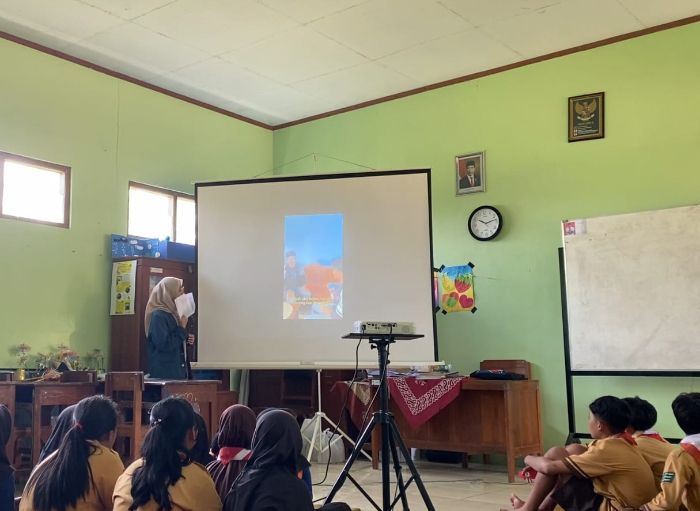 Tanamkan Kejujuran Sejak Dini, Mahasiswi KKN UNDIP Bantu Siswa SD Negeri 2 Bojonegoro Lawan Korupsi
