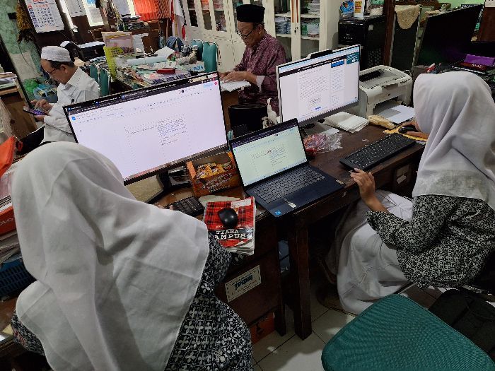 Mahasiswa KKN Undip Ajak Remaja SMP Al-Muayyad Kelurahan Purwosari untuk Aktif Menulis Karya