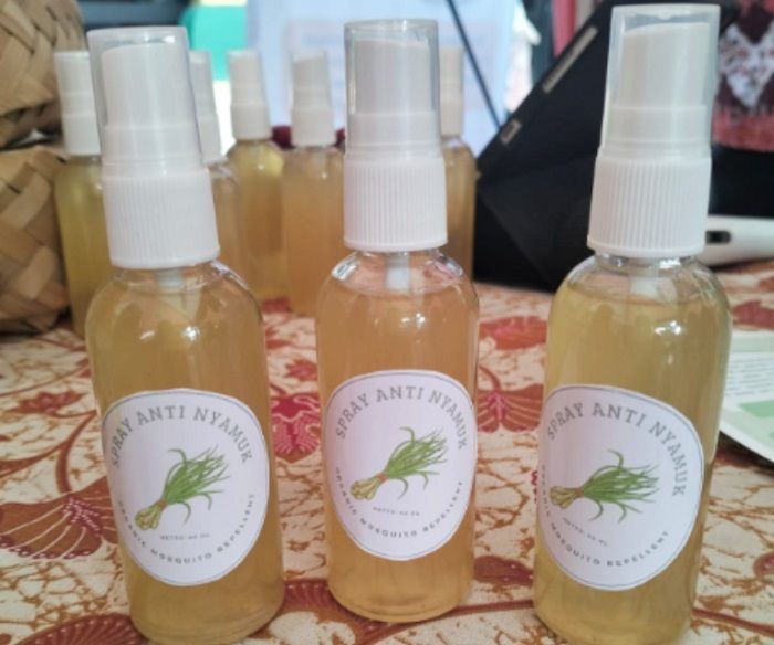 Mahasiswa Undip Sosialisasikan Penggunaan Serai Jadi Spray Anti Nyamuk