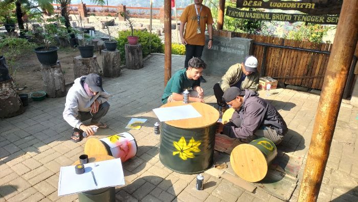 Workshop Pengolahan Barang Bekas, Transformasi Tong Bekas Menjadi Kursi oleh Dosen Interior BINUS Malang