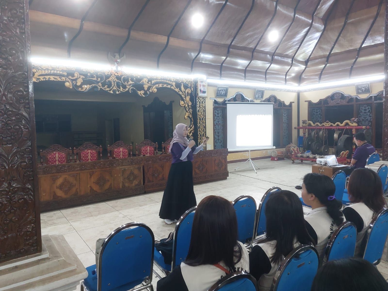 Dosen Prodi Computer Science BINUS Malang Berikan Pelatihan Promosi dan Pemasaran Digital di Desa Wonokitri