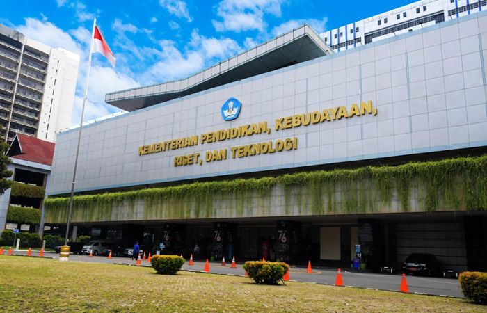 Kemendikbudristek Terbitkan Aturan Baru Terkait Profesi dan Penghasilan Dosen: Kepastian Hukum dan Jenjang Karir