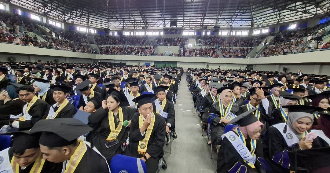 UNY Gelar Wisuda Periode II, Dihadiri Ribuan Wisudawan: Siap Bersaing Global