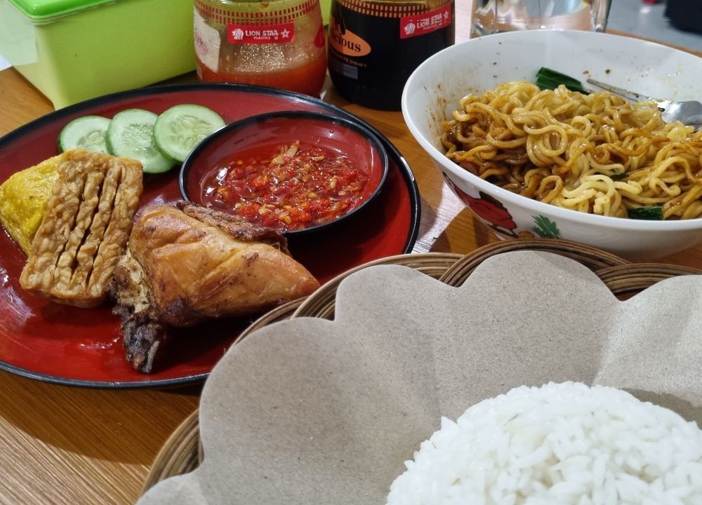 Mencicipi Ayam Super Besar, Super Murah dan Super Enak: Warmikop Siang Malam, Dekat Universitas Telkom