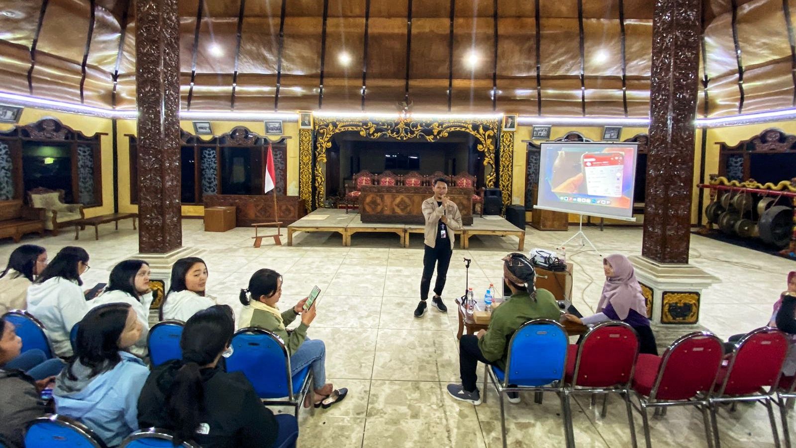 Tingkatkan Bisnis Lokal, Dosen BINUS Malang Latih Pemuda Desa Wonokitri Kuasai Pemasaran Digital