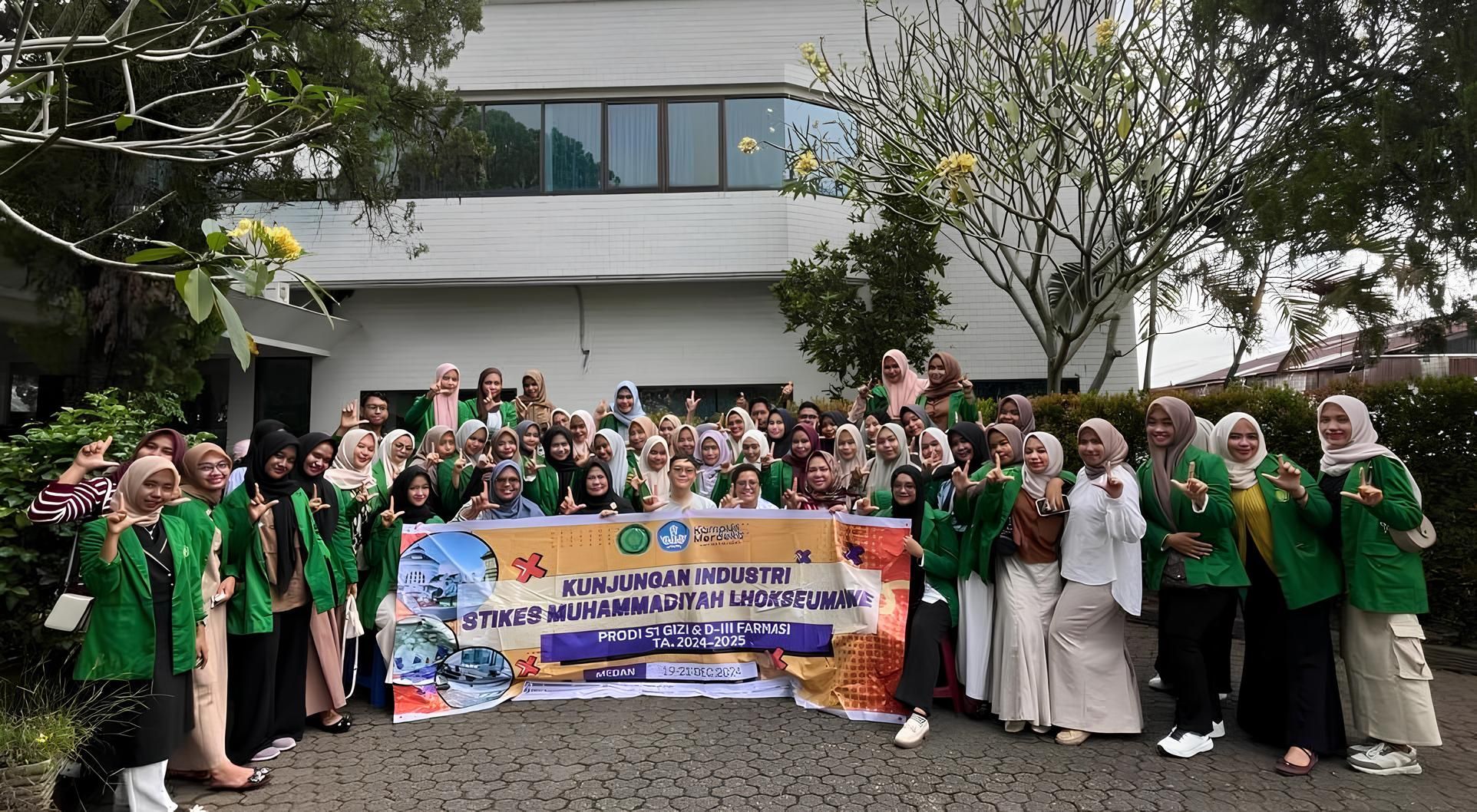 Mahasiswa STIKes Muhammadiyah Lhokseumawe Lakukan Kunjungan ke Beberapa Industri di Medan