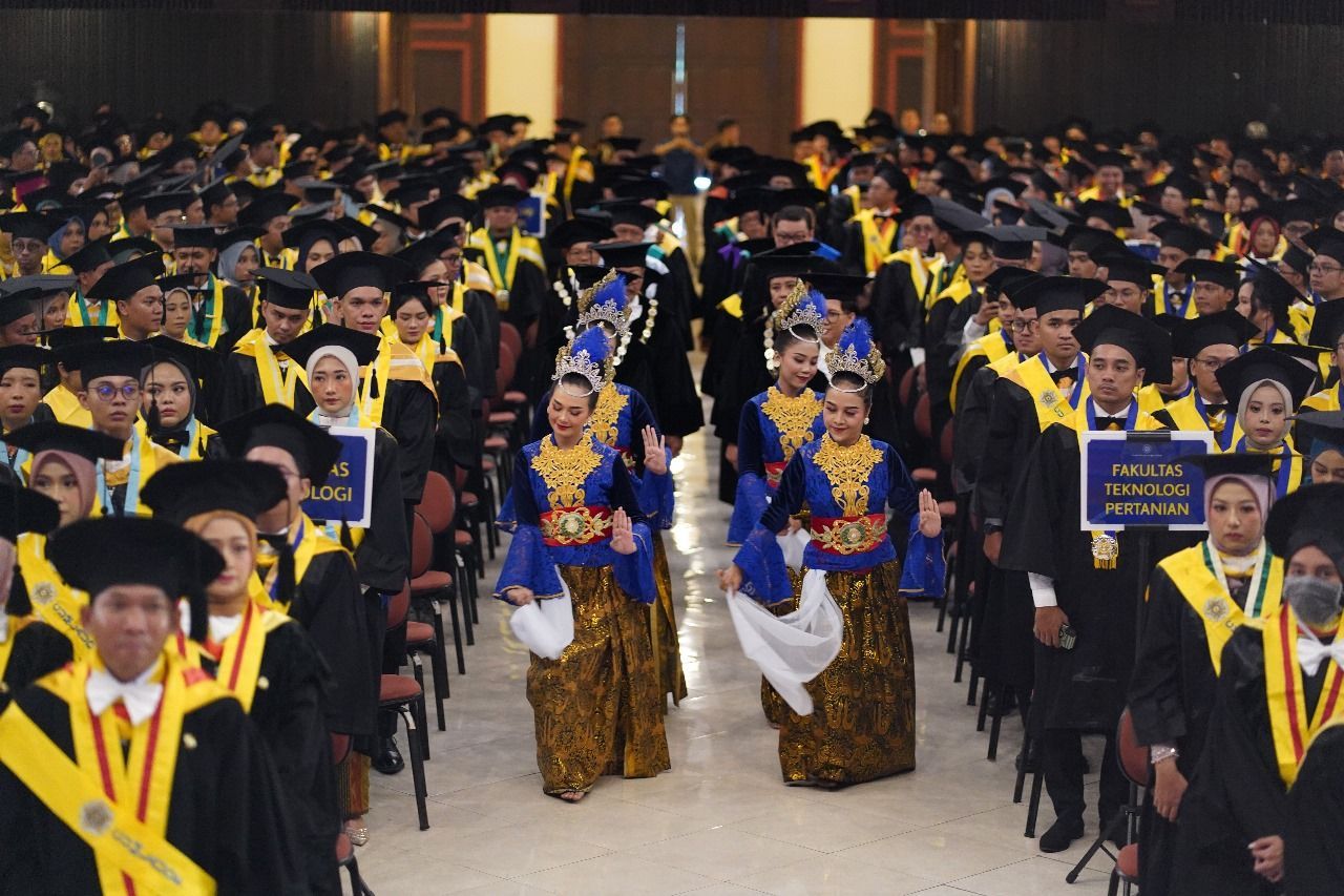 UGM Wisuda 1.455 Lulusan Program Pascasarjana Hari Ini, Rektor Ova Beberkan Prestasinya
