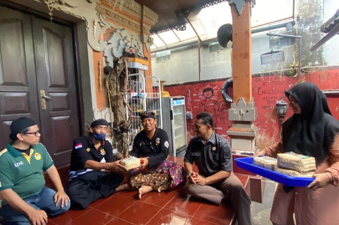Indahnya Toleransi di Bali, LDII Bali Ngejot Daging Kurban ke Masyarakat Hindu