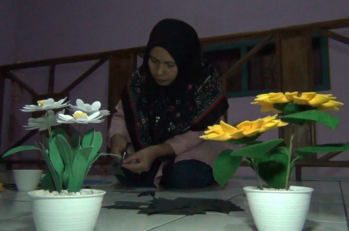 Kreatif! Perajin di Bandung Manfaatkan Limbah Percetakan Jadi Kerajinan Bunga, Mirip dengan Aslinya