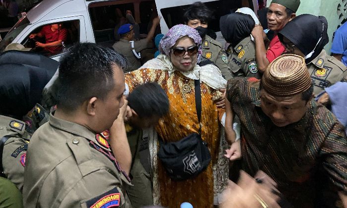 Jangan Berburuk Sangka! Ini Makna Pakaian Glamor Bertabur Emas yang Dipakai Jemaah Haji Sulsel
