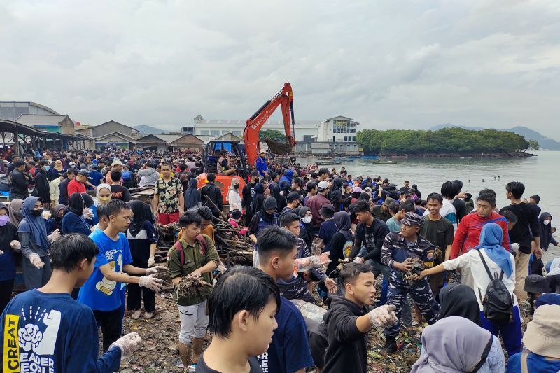 Usai Viral, Ribuan Orang akhirnya Datang Bersihkan Sampah Pantai Sukaraja Bandarlanpung