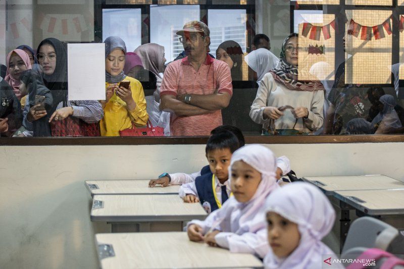 Tak Perlu Overthinking saat Hari Pertama si Kecil Masuk Sekolah, Ini yang Harus Dilakukan