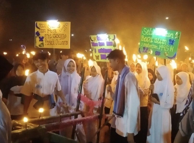 Berharap Keberkahan di Tahun Baru Islam, Warga CIkarang Barat Gelar Tradisi Arak Obor