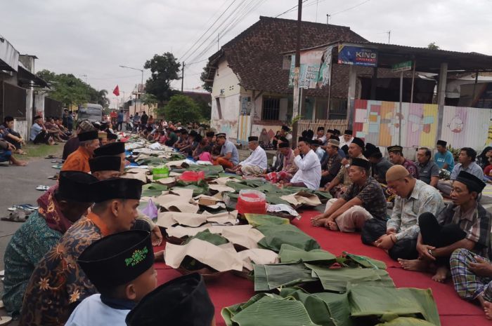 Warga Blitar Antusias Ikut Tradisi Baritan Sambut Tahun Baru Islam, Bawa Takir hingga Doa Bersama