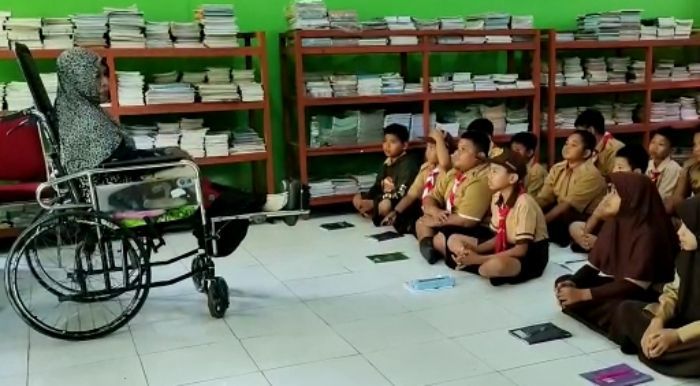 Cerita Menyentuh Suriani, Guru yang Tetap Mengajar Anak Didiknya Meski Pakai Kursi Roda
