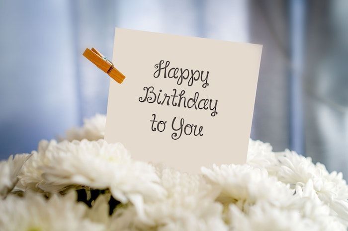 30 Pantun Ucapan Selamat Ulang Tahun Singkat, Lucu dan Kocak!