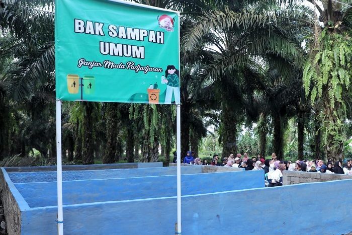 Demi Wujudkan Lingkungan Desa yang Bersih dan Asri, Relawan Ganjar Bangun Bak Sampah untuk Warga Subang