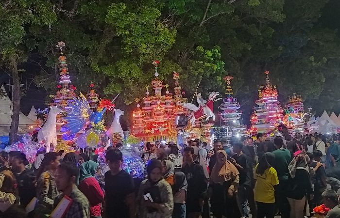 Ribuan Warga di Bengkulu Antusias Saksikan Prosesi 'Tabut Besanding', Keranda Mayat Dihiasi Lampu Warna-warni