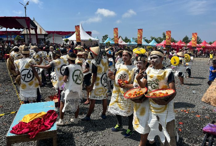 Di Balik Keseruan Perang Tomat Festival Gunung Slamet, Ternyata Pakai Tomat Busuk
