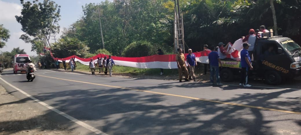 Kain Merah Putih Sepanjang 3,250 Km Dibentangkan Sepanjang Jalur Nasional di Jember