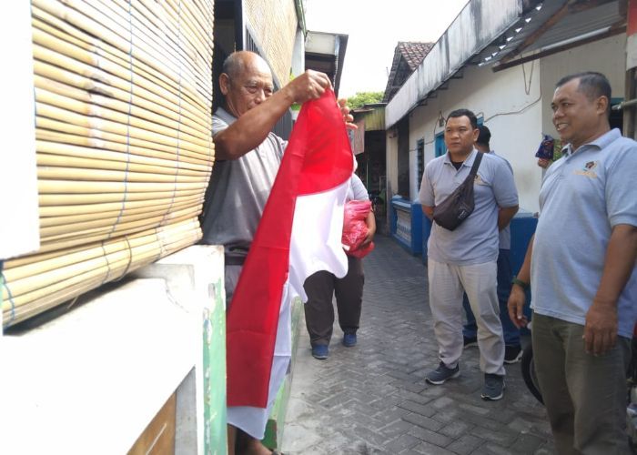 Jelang HUT RI ke-78, PWI dan Bakesbangpol Tulungagung Bagikan Ratusan Bendera Merah Putih