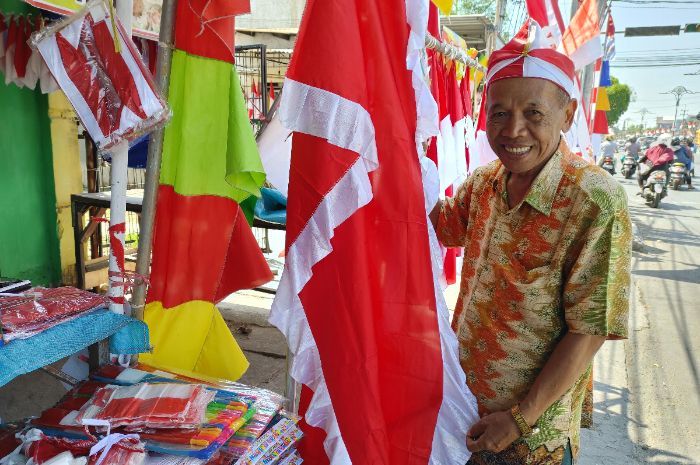 Jelang HUT RI ke-78, Penjual Bendera dan Pernak-pernik di Kota Mojokerto Cuan Jutaan Rupiah Sehari!