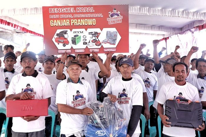 Bantu Nelayan Batukaras, Relawan Ganjar Resmikan Bengkel dan Serahkan Peralatan Perbaikan Kapal
