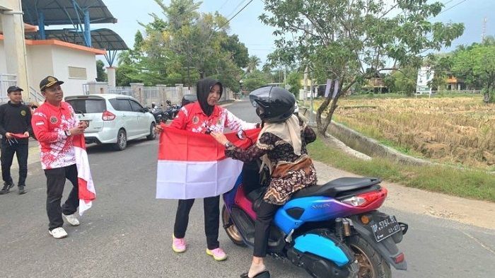 Sambut HUT RI ke-78, PPI Kabupaten Barru Bagikan 78 Bendera Merah Putih
