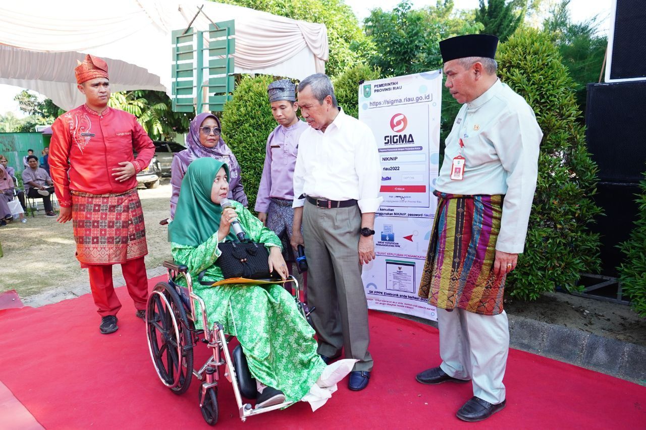 Kaki Diamputasi dan Pakai Kursi Roda, Guru Honor di Riau Ini Terharu Terima SK Pengangkatan PPPK
