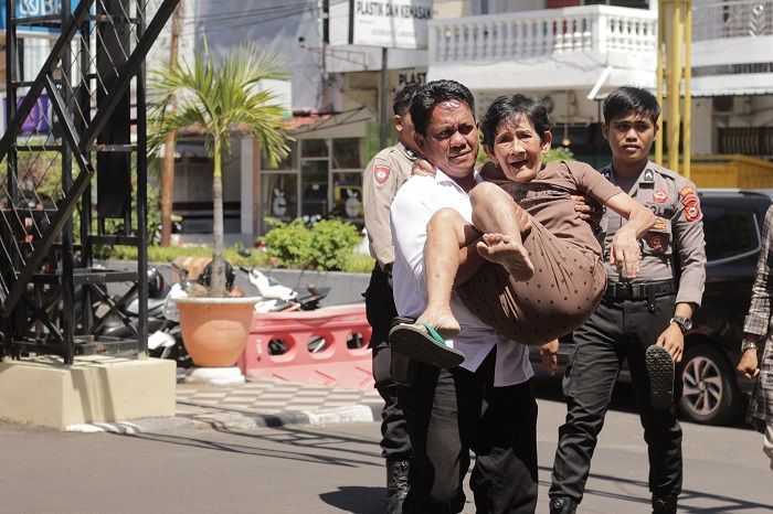 Potret Ahmad Haris , Polisi Gendong Lansia yang Viral di Media Sosial