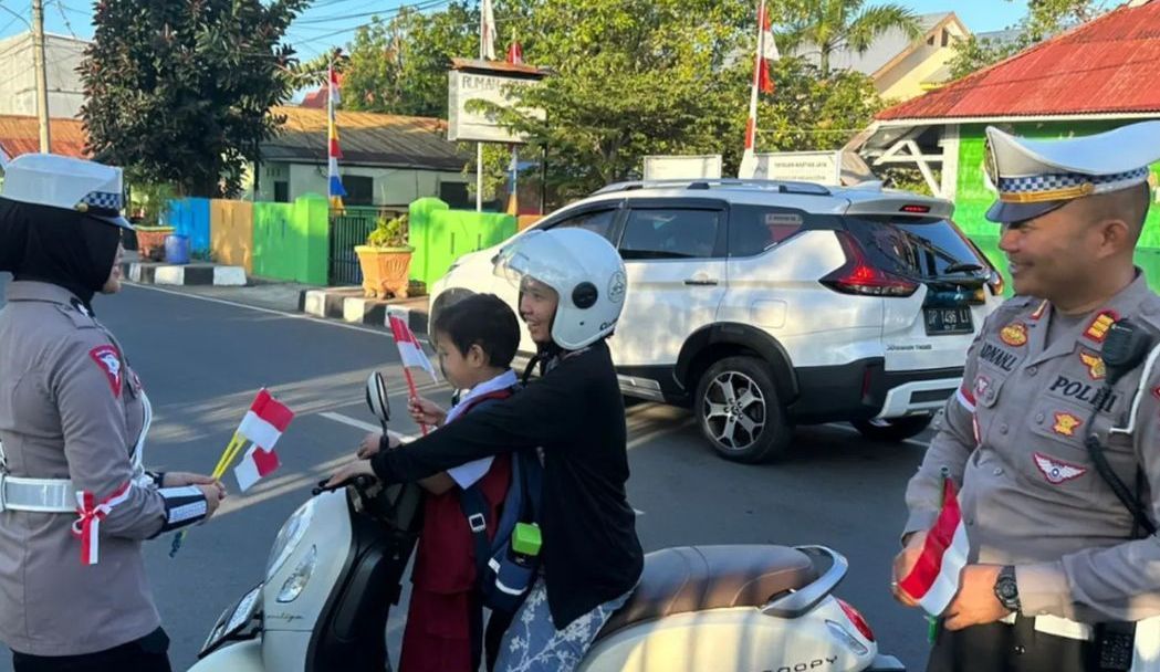 Jelang HUT RI, Polisi di Parepare Bagikan Ratusan Bendera ke Pengendara