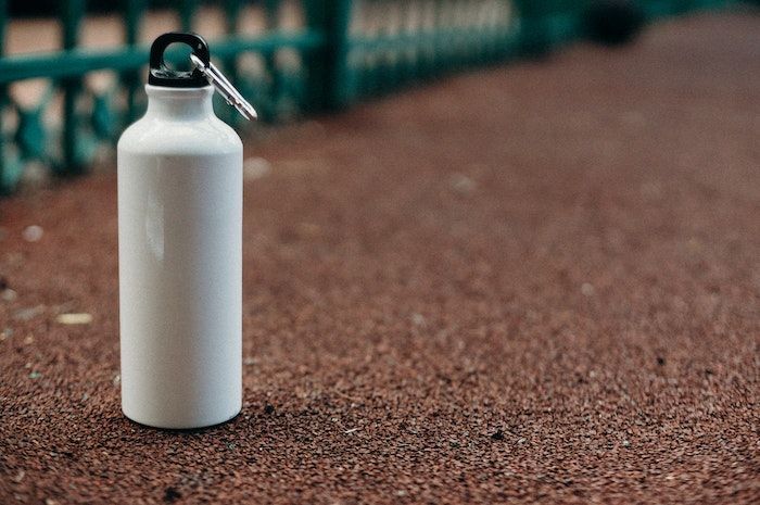 Bisa Jadi Sarang Kuman, Ini Waktu yang Ideal dan Cara yang Benar untuk Mencuci Botol Minum
