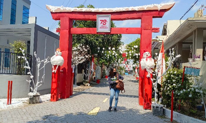 Meriahkan HUT RI ke-78, Warga Jember Hias Komplek Perumahan Serasa Berada di Jepang