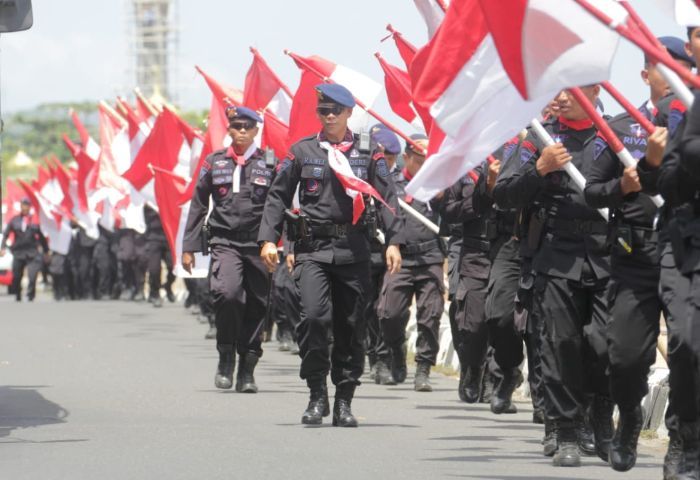 Meriahkan HUT RI ke-78, Puluhan Personel Brimob Parepare Arak Bendera Merah Putih Jalan Kaki 8 Km