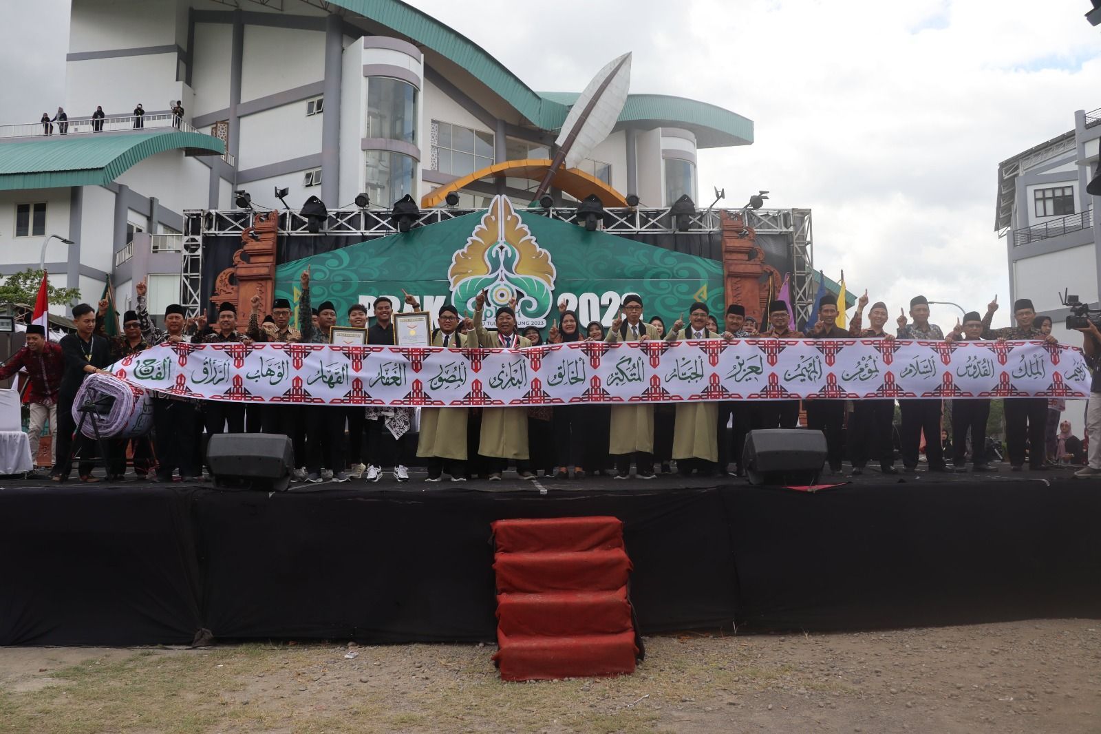 Bangga! Lukisan Kaligrafi Mahasiswa Baru UIN Tulungagung Cetak Rekor MURI