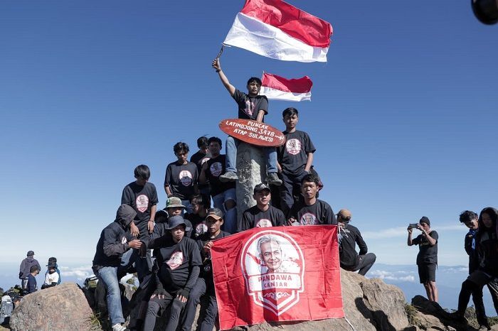 HUT ke-78 RI, Pandawa Ganjar Kibarkan Merah Putih di Gunung Latimojong Atap Sulawesi