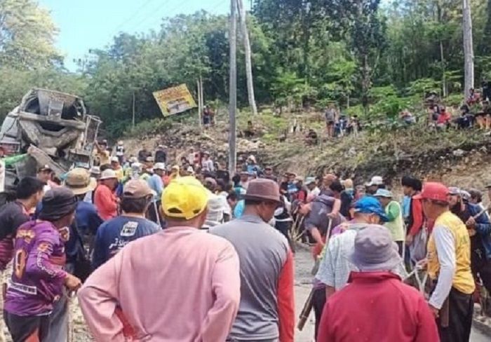 Bukannya Protes, Warga di Enrekang Justru Gotong Royong Perbaiki Jalan Rusak