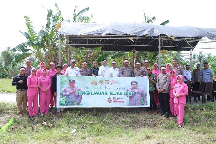 Usung Tema 'Polri Lestarikan Negeri, Penghijauan Sejak Dini', Polres Pinrang Tanam Ribuan Pohon