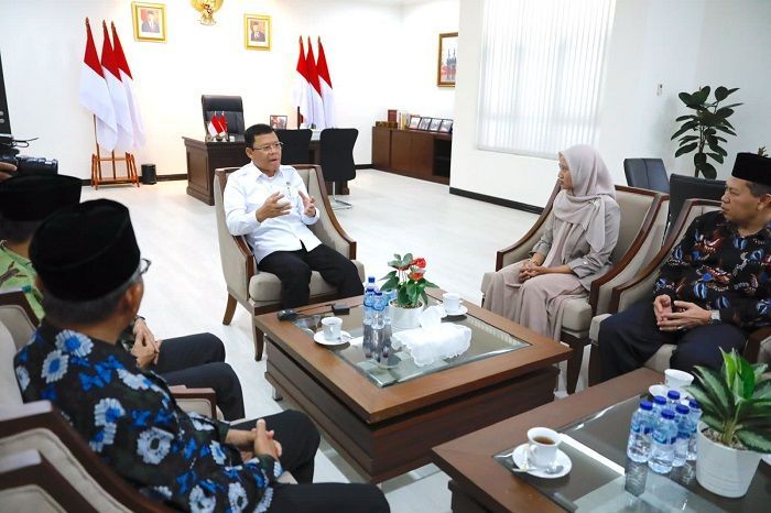 Jadi Ayah Asuh, Plt Ketum PPP Antarkan Anak Tukang Becak Kuliah S3 di Korsel